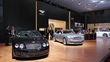 Bentley Continental Flying Spur Series 51 noir face avant & Mulsanne gris 3/4 avant droit