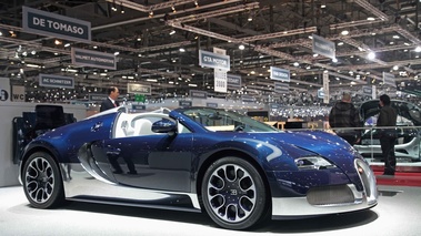 Bugatti Veyron Grand Sport carbone bleu 3/4 avant droit