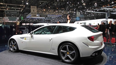 Ferrari FF blanc 3/4 arrière gauche