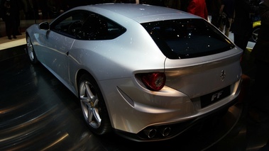 Ferrari FF gris 3/4 arrière gauche