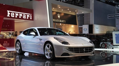 Ferrari FF gris 3/4 avant droit