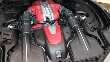 Ferrari FF gris moteur