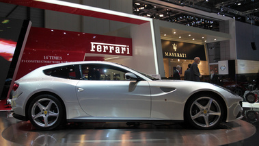 Ferrari FF gris profil