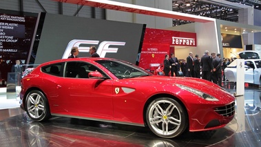 Ferrari FF rouge profil