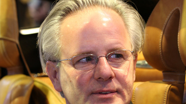 Horacio Pagani debout