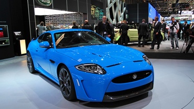 Jaguar XKR-S bleu 3/4 avant droit