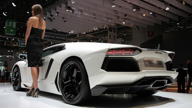 Lamborghini Aventador LP700-4 blanc 3/4 arrière gauche