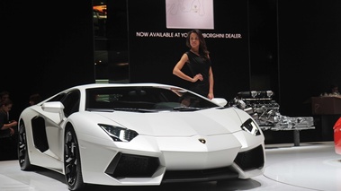 Lamborghini Aventador LP700-4 blanc 3/4 avant droit