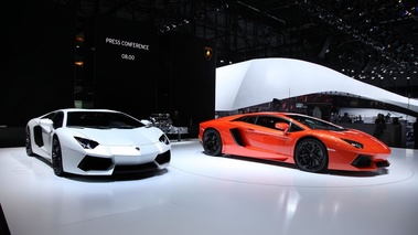 Lamborghini Aventador LP700-4 blanc & orange 3/4 avant droit