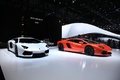 Lamborghini Aventador LP700-4 blanc & orange 3/4 avant droit