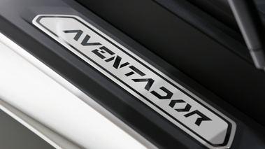 Lamborghini Aventador LP700-4 blanc pas de porte