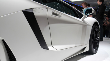 Lamborghini Aventador LP700-4 blanc portière