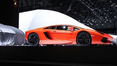 Lamborghini Aventador LP700-4 orange 3/4 avant droit