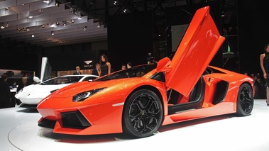 Lamborghini Aventador LP700-4 orange 3/4 avant gauche porte ouverte