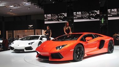 Lamborghini Aventador LP700-4 orange 3/4 avant gauche