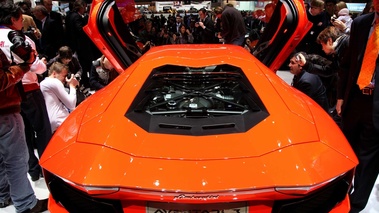 Lamborghini Aventador LP700-4 orange capot moteur
