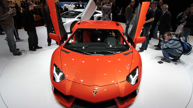 Lamborghini Aventador LP700-4 orange face avant portes ouvertes