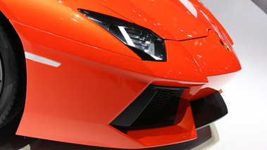 Lamborghini Aventador LP700-4 orange phare avant