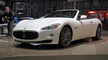 Maserati GranCabrio blanc 3/4 avant gauche