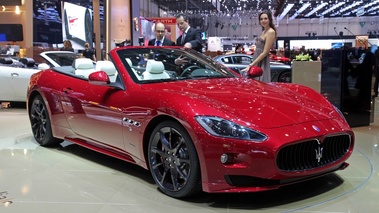 Maserati GranCabrio Sport rouge 3/4 avant droit