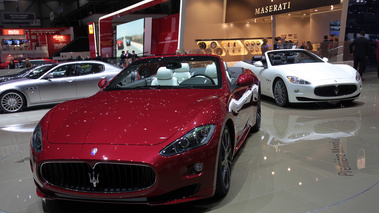 Maserati GranCabrio Sport rouge 3/4 avant gauche penché