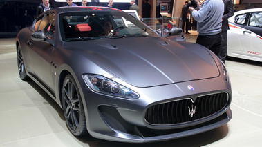 Maserati GranTurismo MC Stradale noir mate 3/4 avant droit