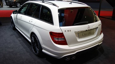 Mercedes C63 AMG Estate blanc 3/4 arrière gauche