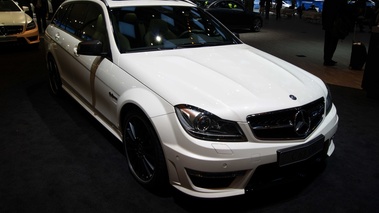 Mercedes C63 AMG Estate blanc 3/4 avant droit