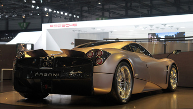 Pagani Huayra beige 3/4 arrière droit