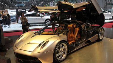 Pagani Huayra beige 3/4 avant gauche portes + capot moteur ouvert penché