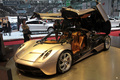 Pagani Huayra beige 3/4 avant gauche portes + capot moteur ouvert penché