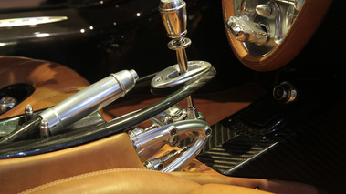 Pagani Huayra beige levier de vitesses