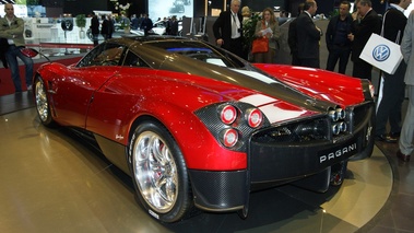 Pagani Huayra rouge 3/4 arrière gauche