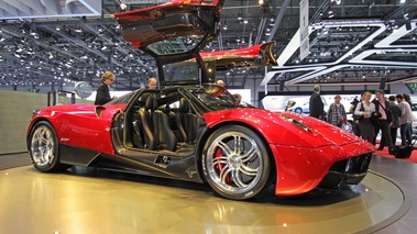 Pagani Huayra rouge 3/4 avant droit portes ouvertes