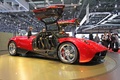 Pagani Huayra rouge 3/4 avant droit portes ouvertes