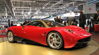 Pagani Huayra rouge 3/4 avant droit