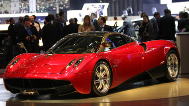 Pagani Huayra rouge 3/4 avant gauche penché