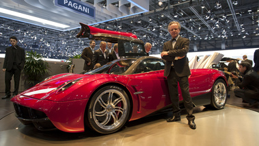 Pagani Huayra rouge 3/4 avant gauche portes ouvertes & Horacio Pagani