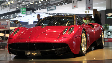 Pagani Huayra rouge 3/4 avant gauche