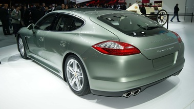 Porsche Panamera S Hybrid vert 3/4 arrière gauche