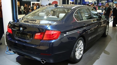 BMW Série 5 hybride bleu 3/4 arrière droit