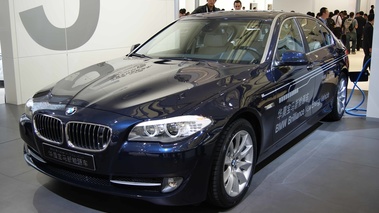 BMW Série 5 hybride bleu 3/4 avant gauche