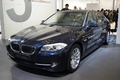 BMW Série 5 hybride bleu 3/4 avant gauche
