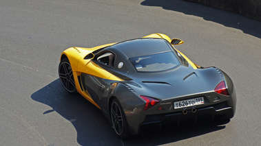 Top Marques Monaco 2010 - Marussia B1 jaune/anthracite 3/4 arrière gauche vue de haut test drive