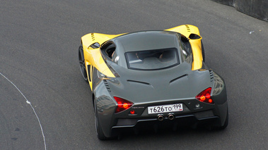 Top Marques Monaco 2010 - Marussia B1 jaune/anthracite face arrière vue de haut test drive