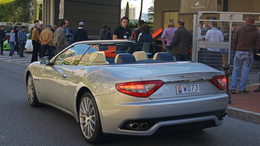 Top Marques Monaco 2010 - Maserati GranCabrio gris 3/4 arrière gauche test drive