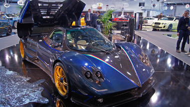 Top Marques Monaco 2010 - Pagani Zonda Tricolore 3/4 avant droit capot moteur ouvert