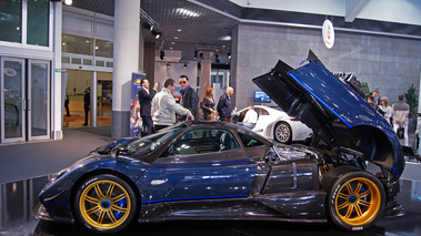 Top Marques Monaco 2010 - Pagani Zonda Tricolore profil capot moteur ouvert