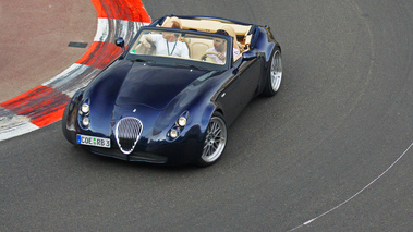 Top Marques Monaco 2010 - Wiesmann MF4 Roadster bleu 3/4 avant gauche vue de haut test drive