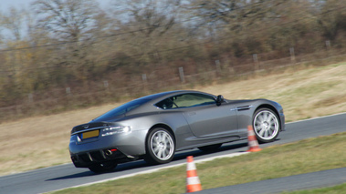 Aston Martin DBS anthracite 3/4 arrière droit penché